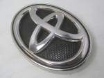 Эмблема для Toyota Hilux 2015>, OEM 531270K010 - вид 2 (фото)