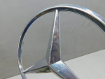 Эмблема для Mercedes-Benz CLA-Klasse C117 2013>, OEM A0008171016 - вид 2 (фото)