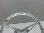 Эмблема для Mercedes-Benz C-Klasse W205 2013>, OEM A0008171016 - вид 3 (фото)
